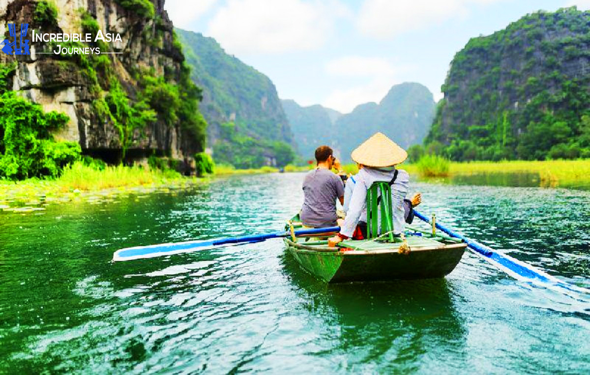 Sampan boat trip in Tam Coc